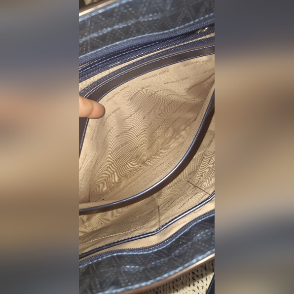 Michael Kors Voyager metallic blue Embossed Leather Large Tote - Picture 12 of 15